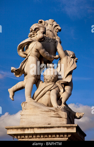 Chérubin statue en face de la Tour Penchée de Pise, Toscane Italie Banque D'Images