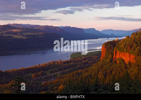 La dernière lumière du coucher du soleil baigne Oregon's Vista House sur Crown Point dans la gorge du Columbia. Banque D'Images