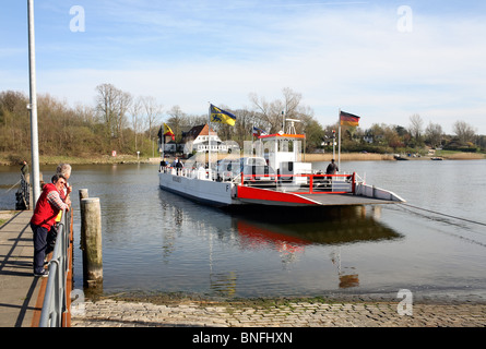 Sur le ferry dans la rivière Schlei Missunde, Allemagne Banque D'Images