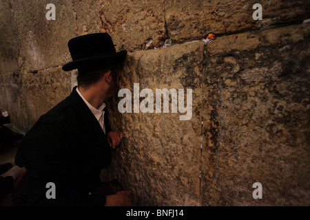 Les hommes juifs ultra orthodoxe dans l'ouest de deuil ou mur des lamentations sur Tisha Be'Av fête de la vieille ville de Jérusalem-Est Israël Banque D'Images