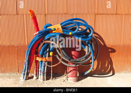 Nouvelle maison service pipes installés dans les fondations en béton - Indre-et-Loire, France. Banque D'Images