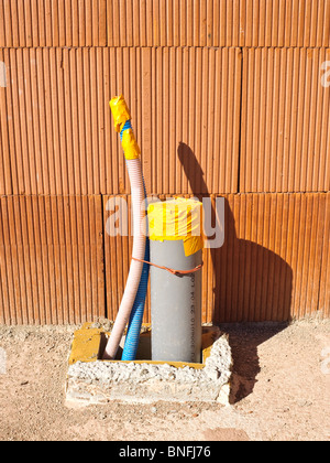 Nouvelle maison service pipes installés dans les fondations en béton - Indre-et-Loire, France. Banque D'Images