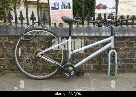 En assurant que la roue arrière ce cycliste de Cambridge a été une cible facile pour un voleur de bicyclette Banque D'Images