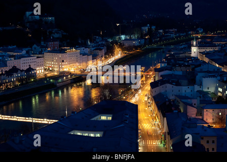 Scène de nuit de la rivière Salzach, vus de Kapuzinerberg à Salzbourg en Autriche. Banque D'Images