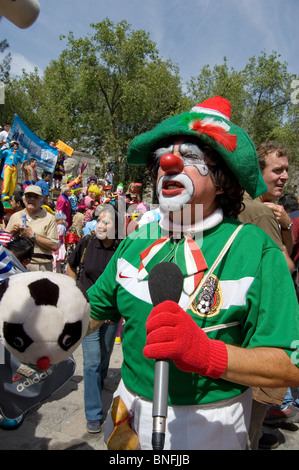 Au cours d'un clown Soccer clown parade dans la ville de Mexico avec des clowns de plusieurs pays Banque D'Images