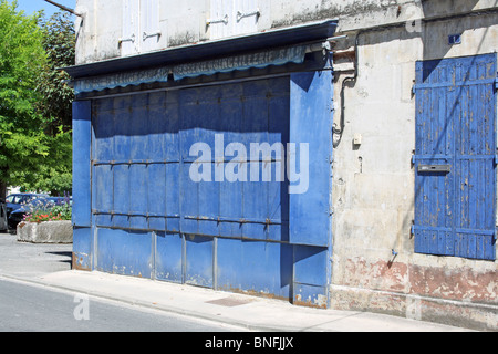 Blue-shop et volets peints avant dans la rue principale de St Meme les carrières, France Banque D'Images