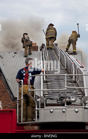 Les pompiers de Detroit dans le feu de combat maison vide Banque D'Images