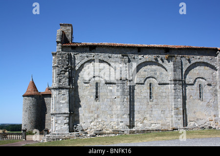 Église de Ste Sulpice, à Chillac, SW France, l'altitude, avec au-delà de Château Banque D'Images