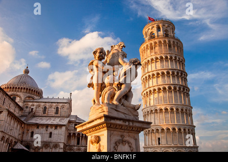 Chérubin statue, Duomo et la tour de Pise Toscane Italie Banque D'Images