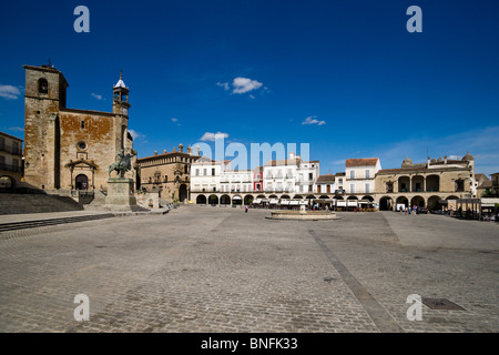 Plaza Mayor à l'église de San Martín à Trujillo, Espagne Banque D'Images