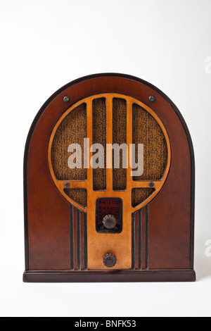 Vieille radio Philco sur fond blanc Banque D'Images