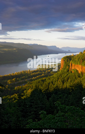 La dernière lumière du coucher du soleil baigne Oregon's Vista House sur Crown Point dans la gorge du Columbia. Banque D'Images