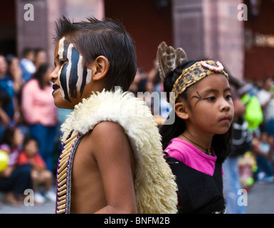 Les troupes de danse Tribal viennent de tous les coins du Mexique lors de l'indépendance Day Parade - SAN MIGUEL DE L'allène MEXIQUE Banque D'Images