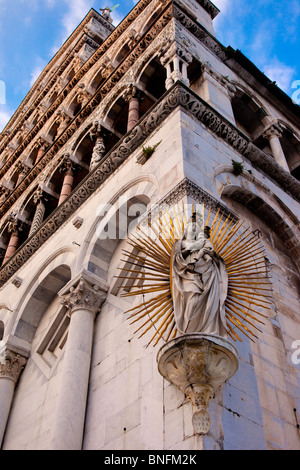 La Madone et l'enfant sur le côté de Chiesa San Michele dans la ville médiévale de Lucques, Toscane Italie Banque D'Images