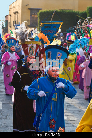 Les troupes de danse viennent de toutes les régions du Mexique représentant leur région dans le rapport annuel de l'indépendance Day Parade - SAN MIGUEL DE ALLE Banque D'Images
