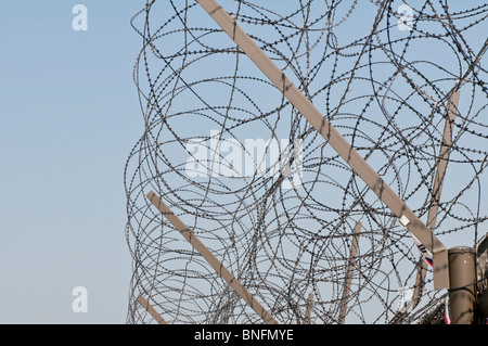 Des barbelés sur le dessus de la DMZ (zone Demilitaized) clôture, Imjingak, Corée du Sud Banque D'Images