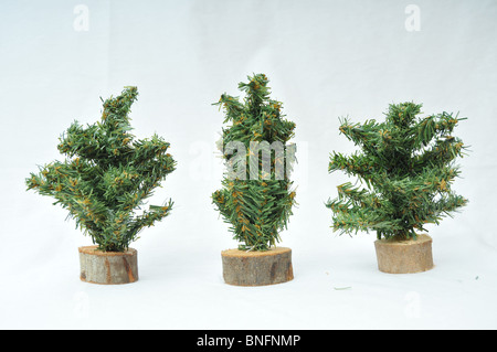 Les chiffres de l'arbre de Noël en plastique miniature isolé sur fond blanc. Banque D'Images