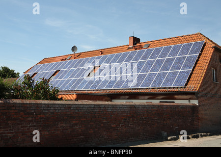 Ou Les panneaux solaires photovoltaïques installés sur le toit d'une ferme dans le village d'Bälow en Allemagne. Banque D'Images