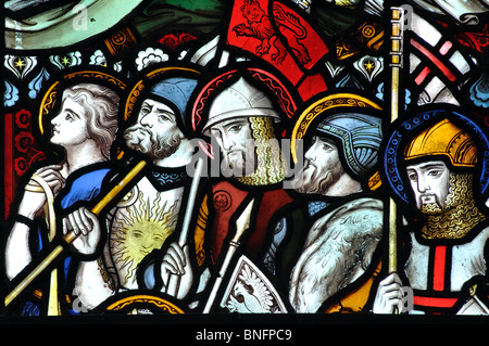 Saints guerriers de vitraux, l'église All Saints, Ladbroke, Warwickshire, England, UK Banque D'Images