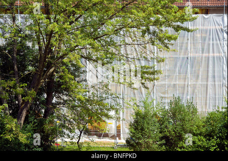 L'homme et de la nature de l'amiante asbest dumping d'élimination élimination nettoyage dépose des déchets hérités complet de protection des zones polluées clothi Banque D'Images