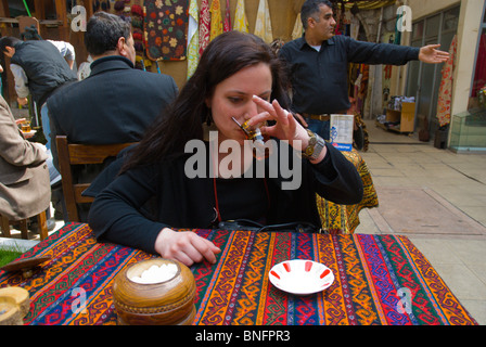 Caj le Grand Bazar thé turc Sultanahmet Istanbul Turquie Europe marché Banque D'Images