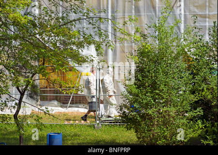 L'homme et de la nature de l'amiante asbest dumping d'élimination élimination nettoyage dépose des déchets hérités complet de protection des zones polluées clothi Banque D'Images