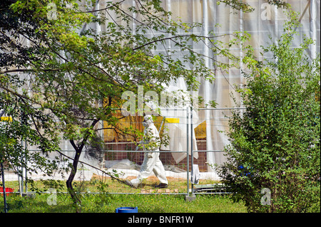 L'homme et de la nature de l'amiante asbest dumping d'élimination élimination nettoyage dépose des déchets hérités complet de protection des zones polluées clothi Banque D'Images