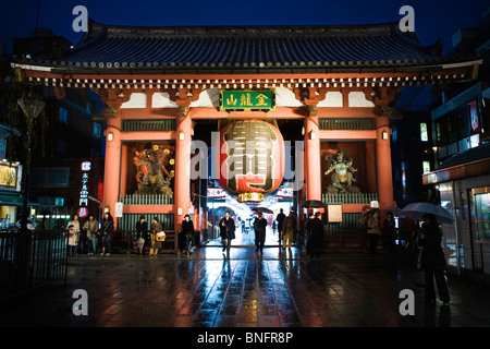 Porte à un ancien temple bouddhiste situé à Asakusa, Hui Taitō, Tokyo (c'est plus vieux temple de Tokyo) Banque D'Images