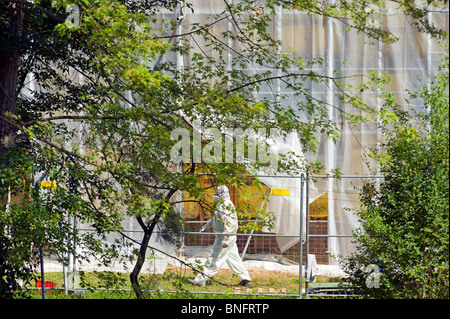 L'homme et de la nature de l'amiante asbest dumping d'élimination élimination nettoyage dépose des déchets hérités complet de protection des zones polluées clothi Banque D'Images