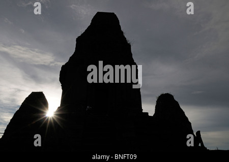 Silhouette de Ta Keo, ruines du temple Angkor, Cambodge Banque D'Images