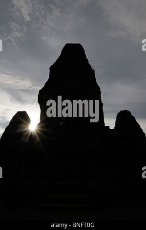 Silhouette de Ta Keo, ruines du temple Angkor, Cambodge Banque D'Images