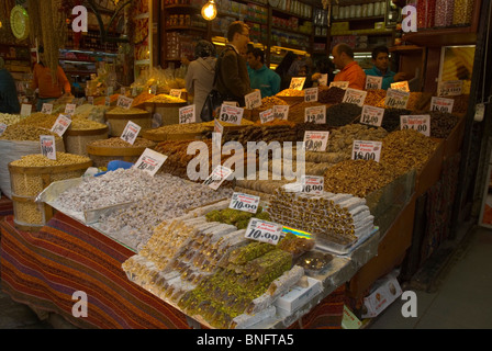 Les loukoums à l'intérieur de marché aux épices dans le district d'Eminonu Istanbul Turquie Europe Banque D'Images