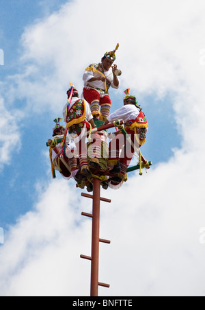 Le Cérémonial d'EL TAJIN SKY DANCERS DE VERACRUZ effectuer durant la fête de l'indépendance - San Miguel de Allende, Mexique Banque D'Images