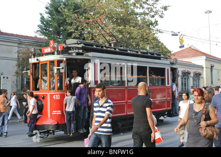 Un tramway rouge historique rempli de passagers, sur le tramway entre zone piétonne Istiklal Caddesi dans Beyoğlu à Istanbul Banque D'Images