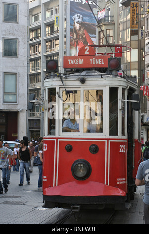 Un tramway rouge historique rempli de passagers, sur le tramway entre zone piétonne Istiklal Caddesi dans Beyoğlu à Istanbul Banque D'Images