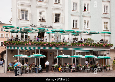 Alter Markt, Salzbourg, Autriche. Le premier café Salzbourg avec les gens à manger sur un balcon extérieur Tomaselli cafe dans centre historique de la ville. Banque D'Images