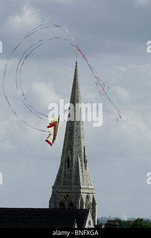 Un cerf-volant vole autour de tourbillons et le clocher de l'église All Saints Blackheath London Banque D'Images