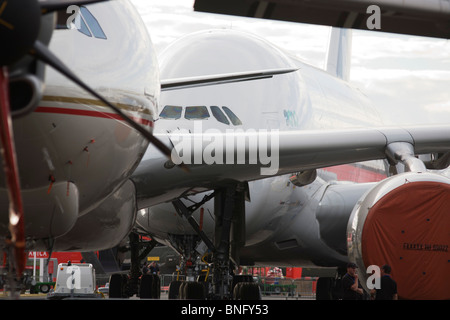 Le personnel de sécurité et d'affichage statique bordée d'aéronefs au Farnborough, l'A380 à l'arrière et un 777 à l'avant. Banque D'Images