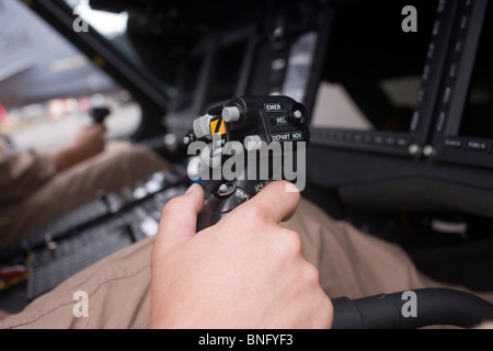 Pilote de l'US Navy se saisit de pas cyclique dans le cockpit d'un hélicoptère Sikorsky MH-60R au Farnborough Airshow. Banque D'Images