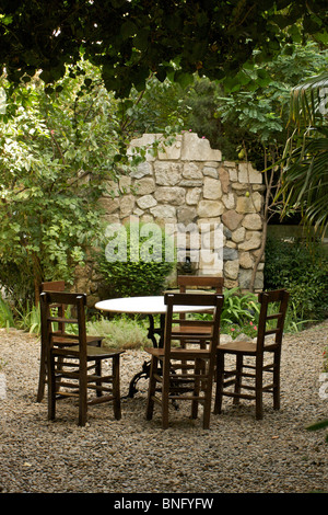 Jardin de la cour turque ombragée d'arbres et d'arbustes et de chaises et tables de petit-déjeuner, dans le quartier de Sultanahmet à Istanbul Banque D'Images