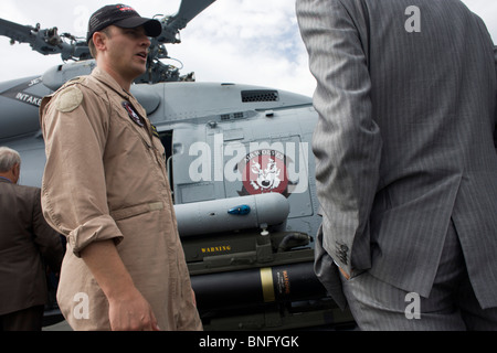 Pilote de la Marine nous montre réduite autour de l'habitacle de leur hélicoptère Sikorsky MH-60R au Farnborough Airshow. Banque D'Images