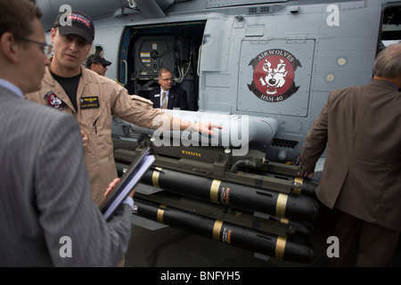 Pilote de la Marine nous montre réduite autour de l'habitacle de leur hélicoptère Sikorsky MH-60R au Farnborough Airshow. Banque D'Images