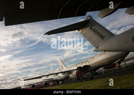 Affichage statique bordée d'aéronefs à la Farnborough, l'Airbus A400M est sur la droite. Banque D'Images