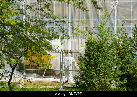 L'homme et de la nature de l'amiante asbest dumping d'élimination élimination nettoyage dépose des déchets hérités complet de protection des zones polluées clothi Banque D'Images