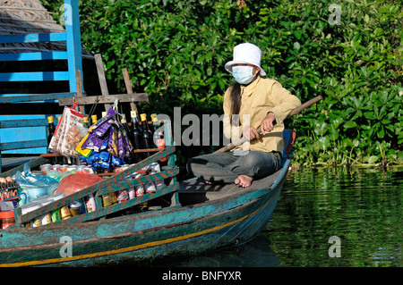 Vendeur de bateau sur le lac Tonle Sap, Cambodge Banque D'Images