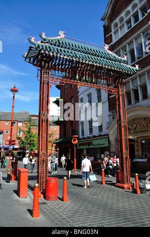 Entrée de Paifang, Gerrard Street, Chinatown, Soho, West End, Cité de Westminster, Grand Londres, Angleterre, Royaume-Uni Banque D'Images