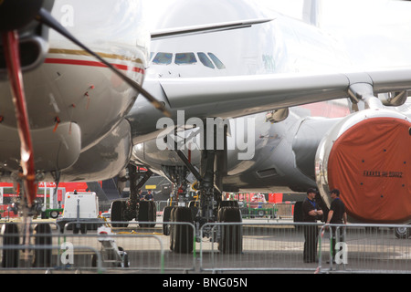 Le personnel de sécurité et d'affichage statique bordée d'aéronefs au Farnborough, l'A380 à l'arrière et un 777 à l'avant. Banque D'Images