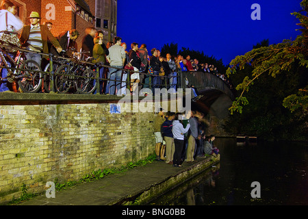 En attente de la Trinité d'artifice. Balle mai Cambridge. Banque D'Images