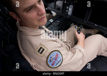 Pilote de l'US Navy se saisit de pas cyclique dans le cockpit d'un hélicoptère Sikorsky MH-60R au Farnborough Airshow. Banque D'Images