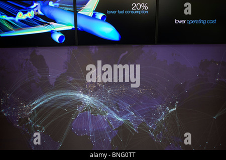 La carte globale de l'entreprise Boeing et les statistiques sur la consommation de l'économie à Farnborough Airshow chalet Banque D'Images